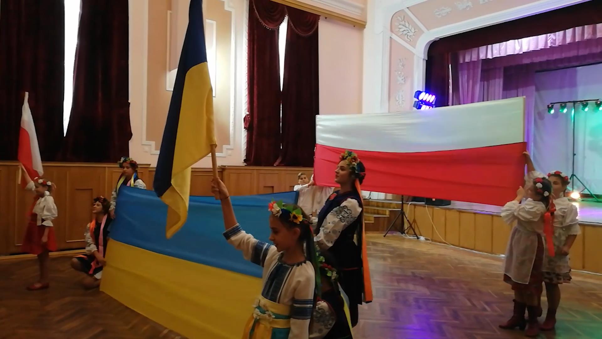 Taniec zespołu Perła z Doliny „Podaj rękę Ukrainie”