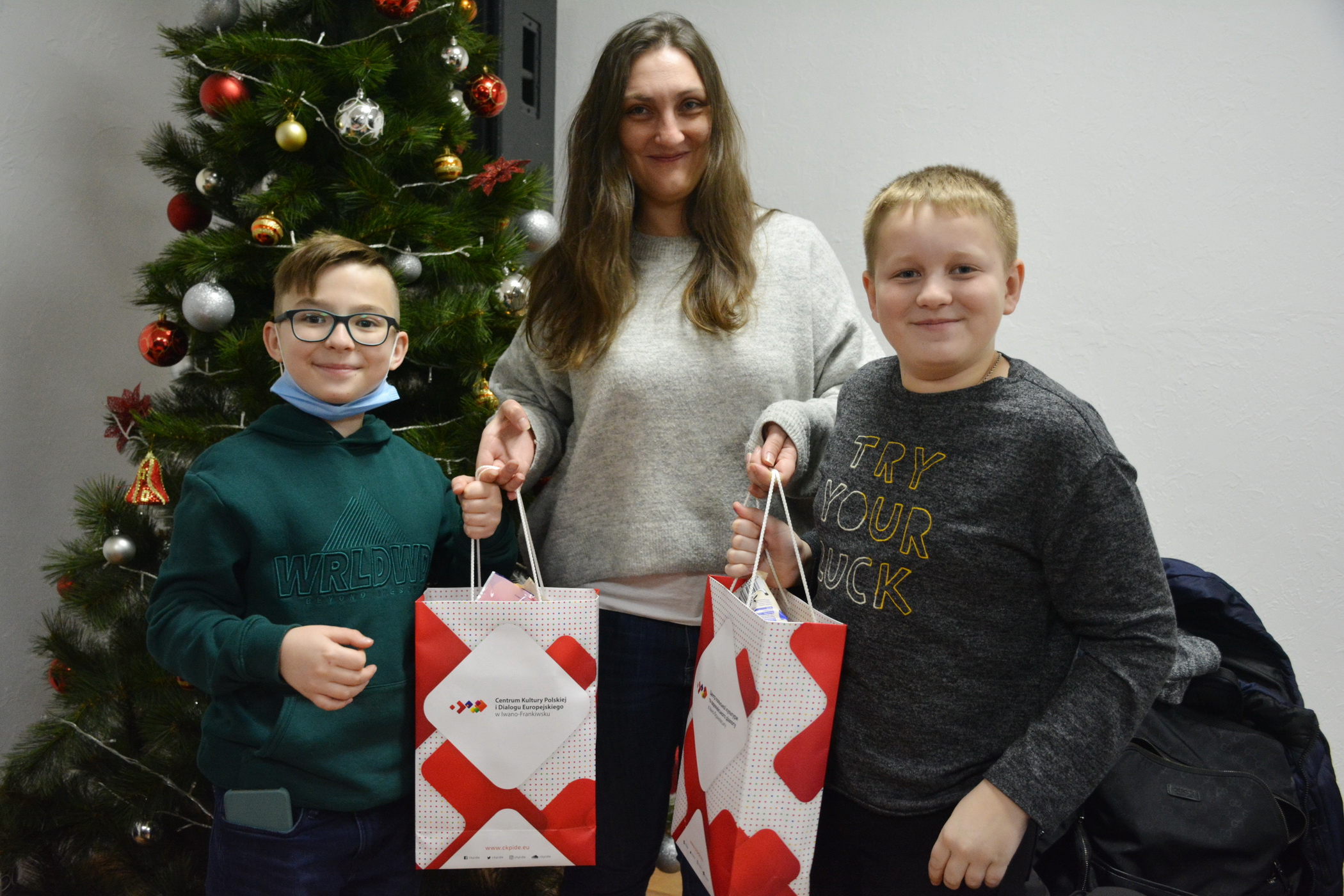 Wręczenie prezentów noworocznych dla dzieci uczących się języka polskiego