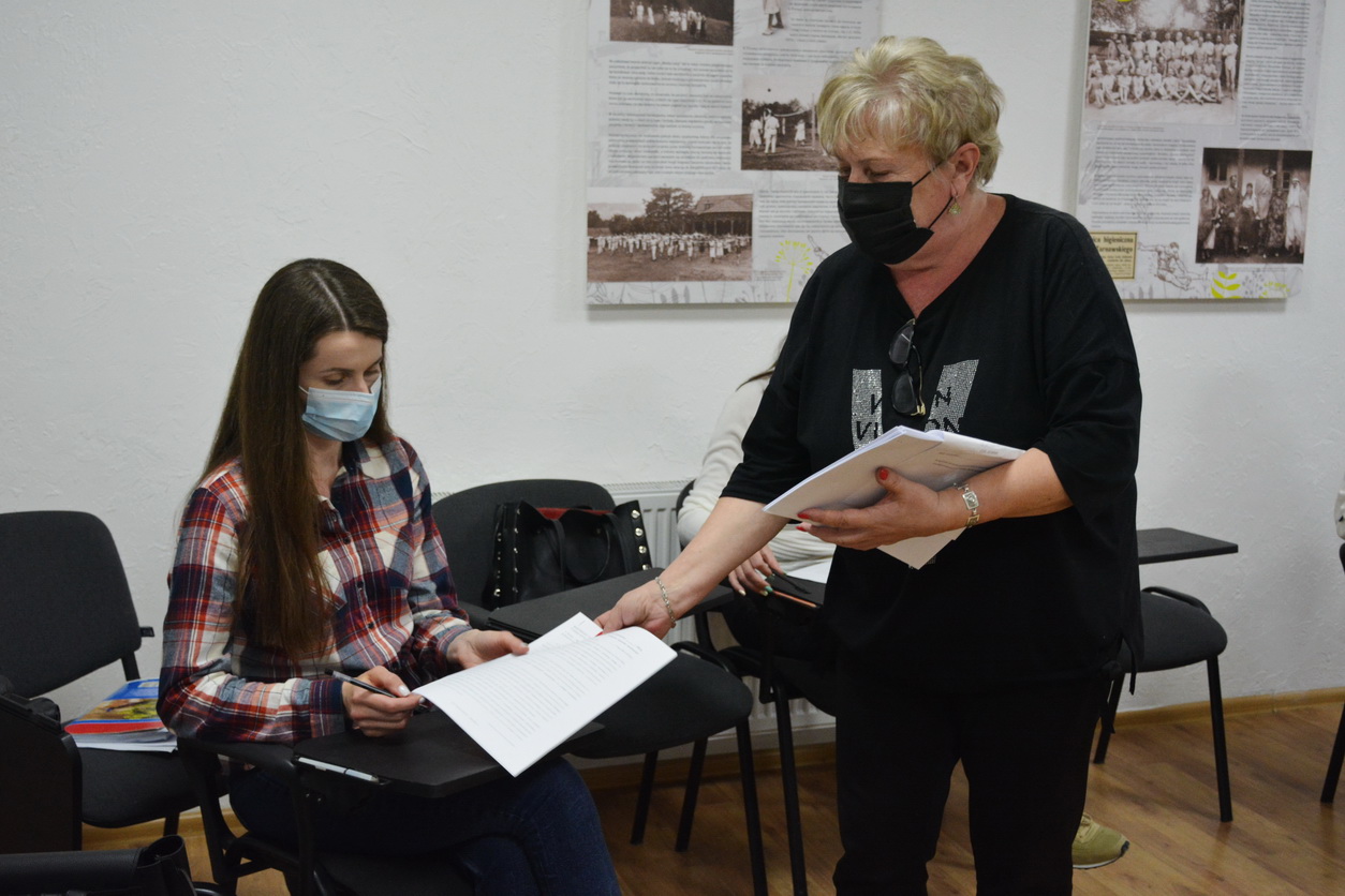 Дорослі групи змагаються з польською мовою під час екзаменів