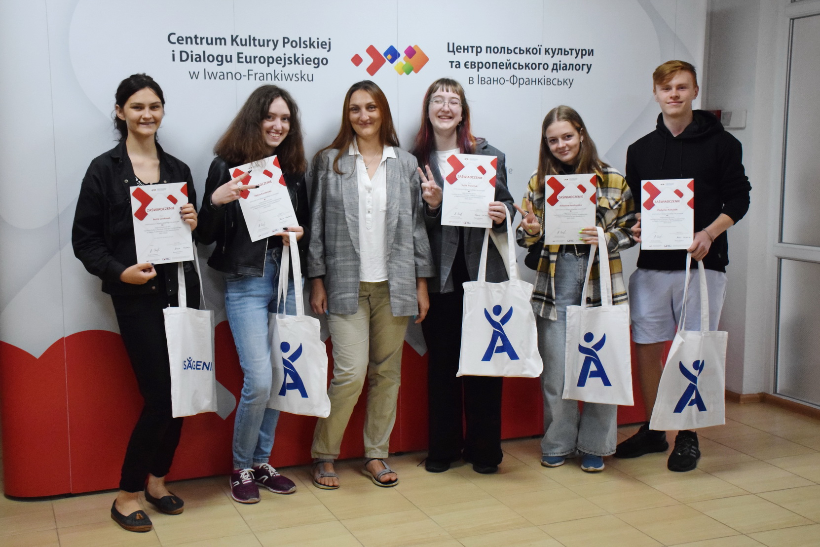 Uczniowie Centrum Kultury Polskiej otrzymali zaświadczenia i dyplomy