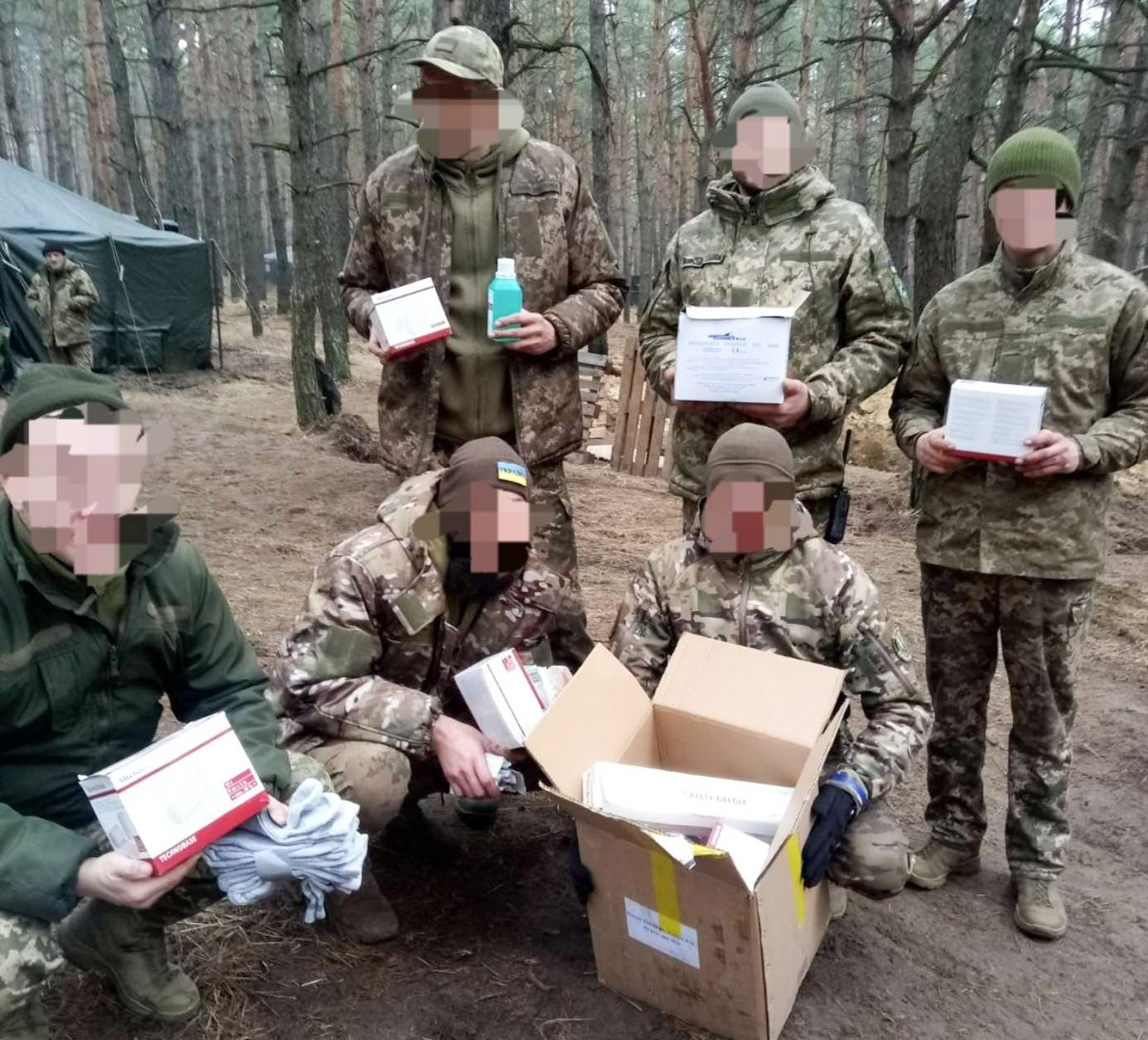 Солдати дякують за передані харчові продукти, одяг та медикаменти
