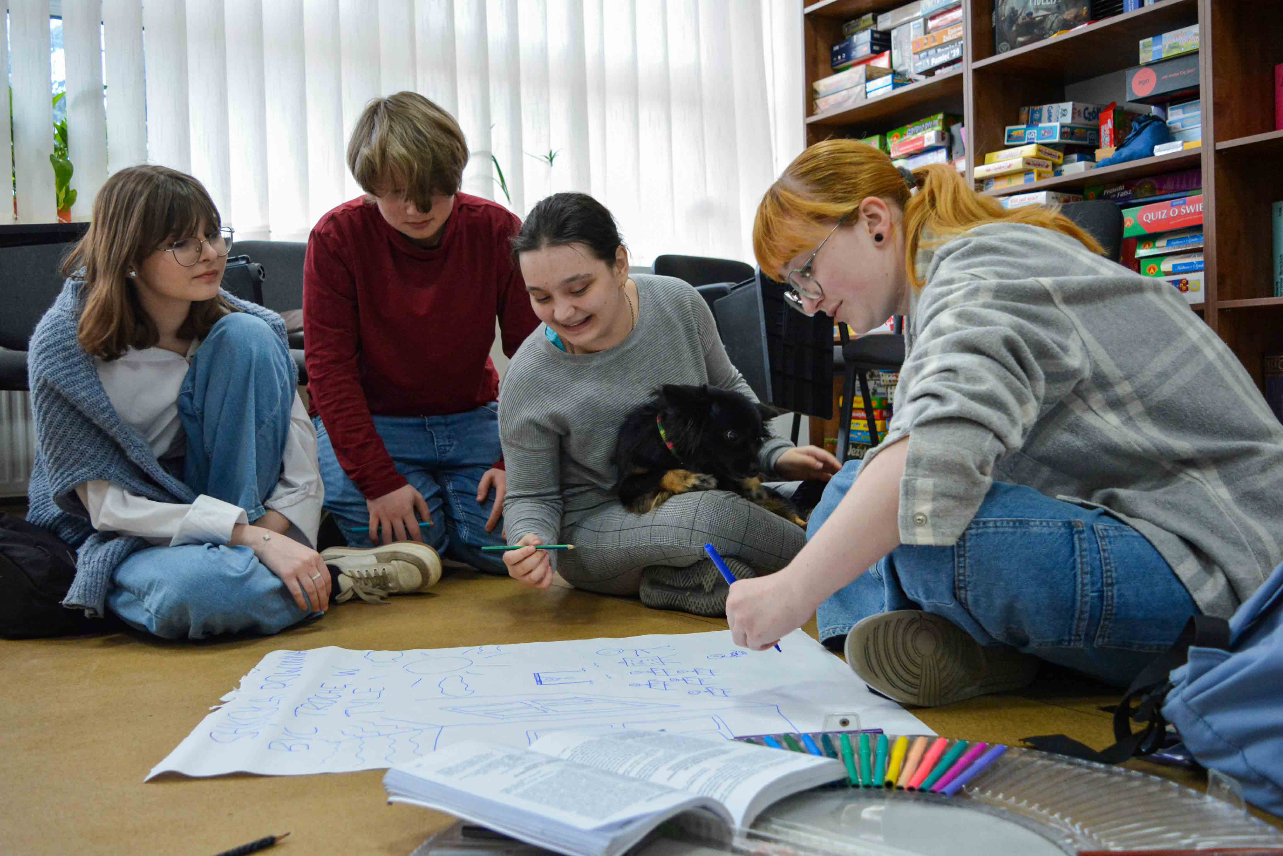 Uczniowie języka polskiego rozmawiają o szkole przyszłości