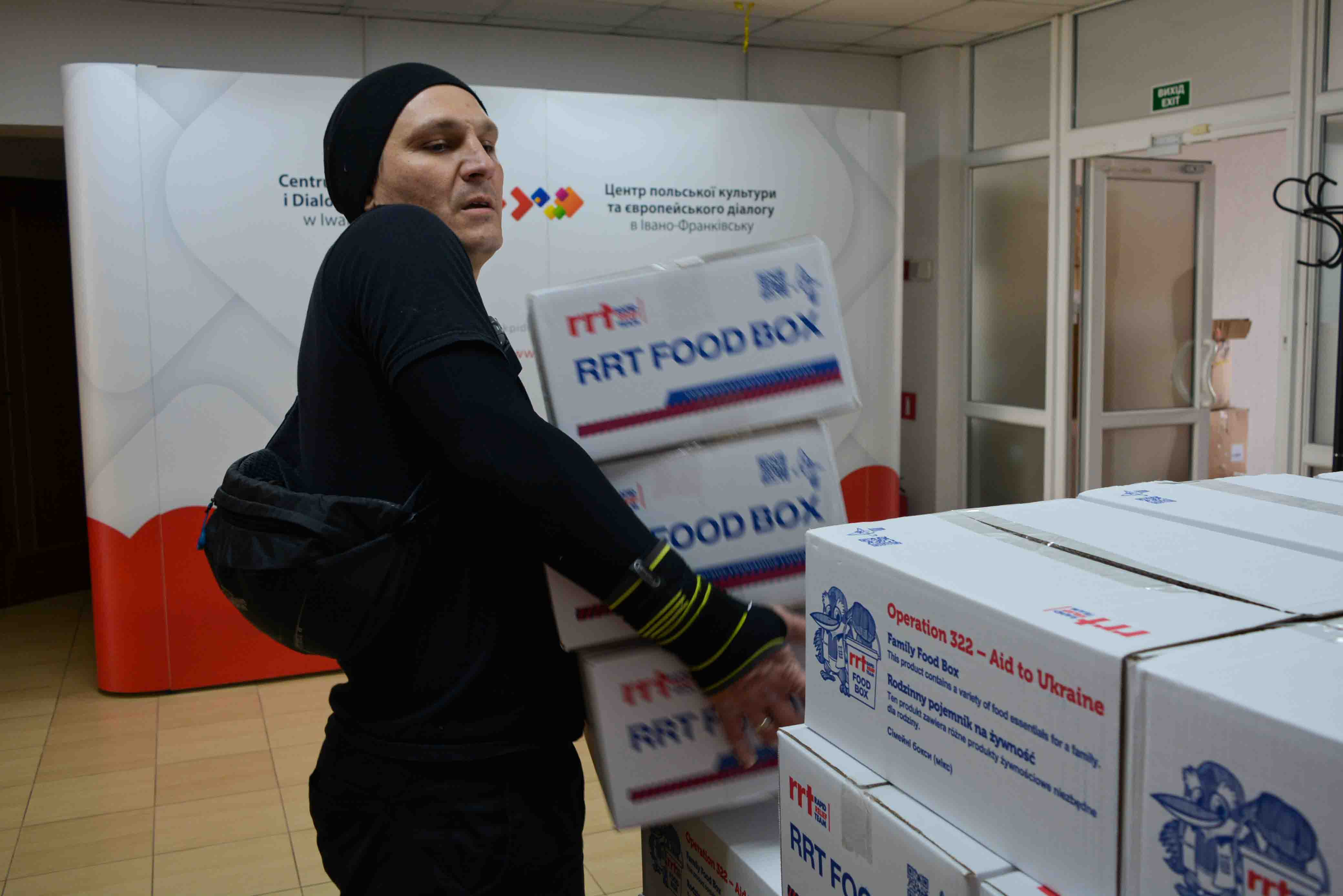 Волонтери беруть активну участь у допомозі воюючій Україні